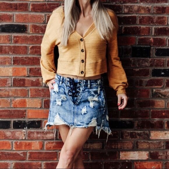 Cropped Button Front V Neck Top - Picture 7 of 16